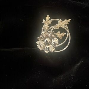 Silvertone vintage brooch with leaves and flower with double loop design